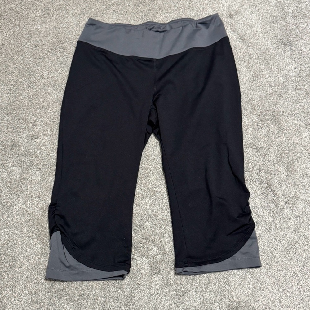 Tek Gear women's capri athletic leggings. The black and gray color-block design